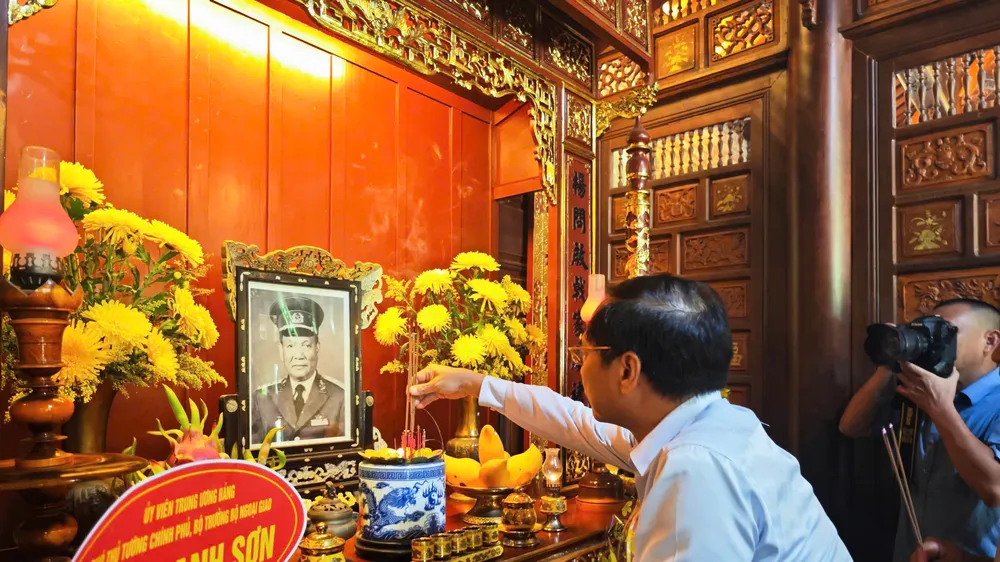 Phó Thủ tướng Bùi Thanh Sơn dâng hương tưởng niệm Đại tướng Lê Đức Anh