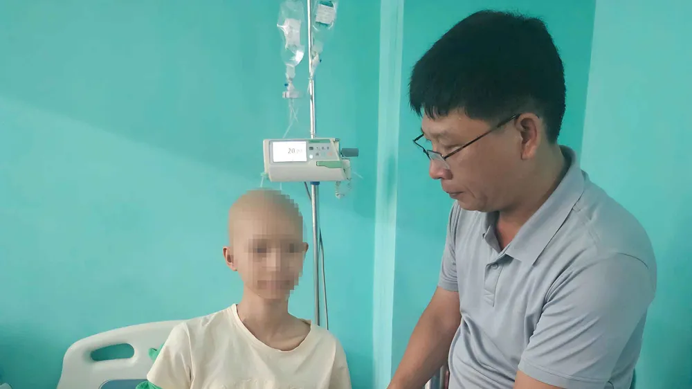 Phóng viên Báo SGGP trao 23 triệu đồng giúp cháu Tường Vy chữa bệnh