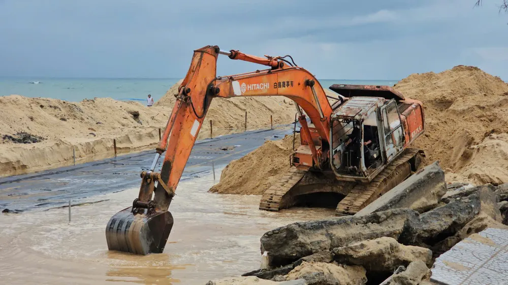 Máy móc thi công kè mềm nhằm ngăn chặn tình trạng sạt lở, nguy cơ mở cửa biển mới Thuận An