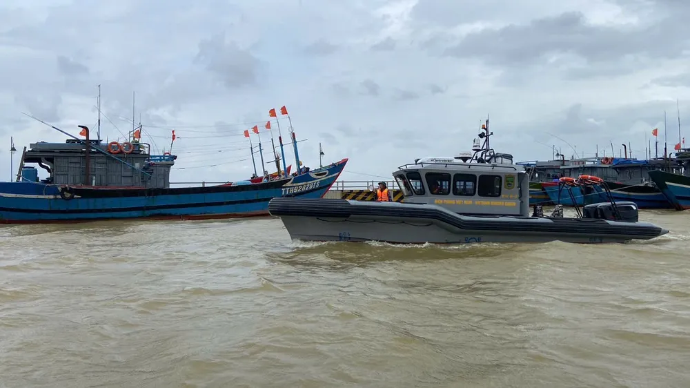 Bộ đội biên phòng TP Huế yêu cầu các chủ tàu thuyền chủ động ứng phó bão số 12.