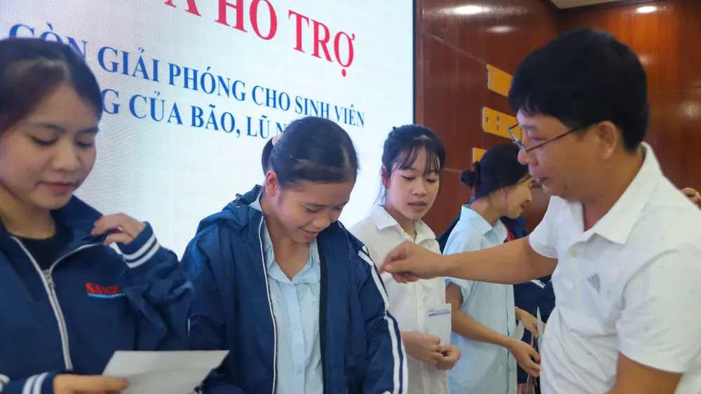 Báo SGGP tiếp sức sinh viên sau lũ lụt lịch sử ở Huế