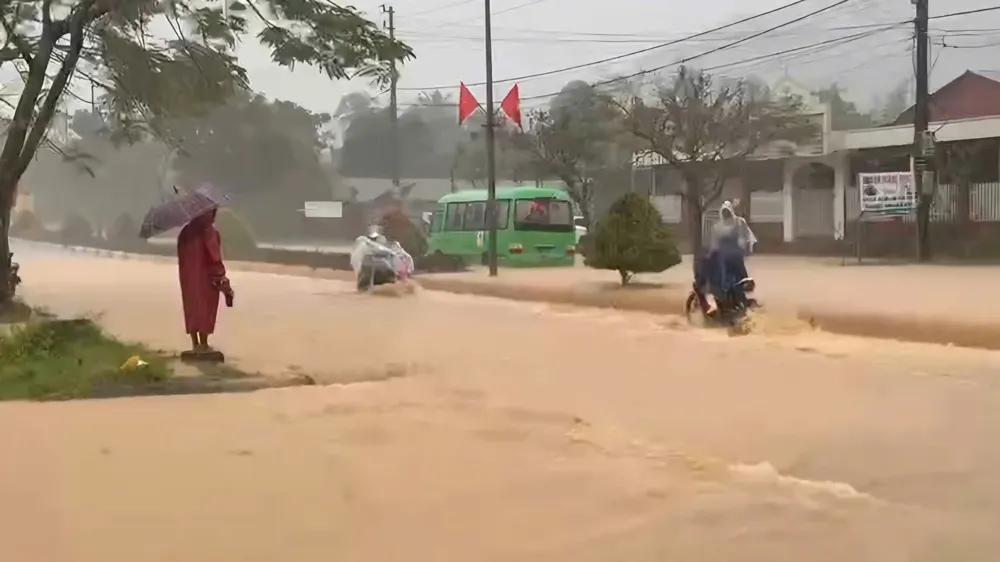 Mưa lớn gây ngập úng cục bộ đường Hồ Chí Minh qua Huế