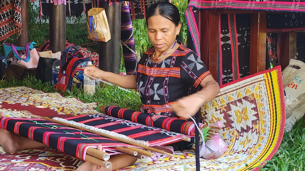 Đồng bào A Lưới thoát nghèo nhờ dệt truyền thống
