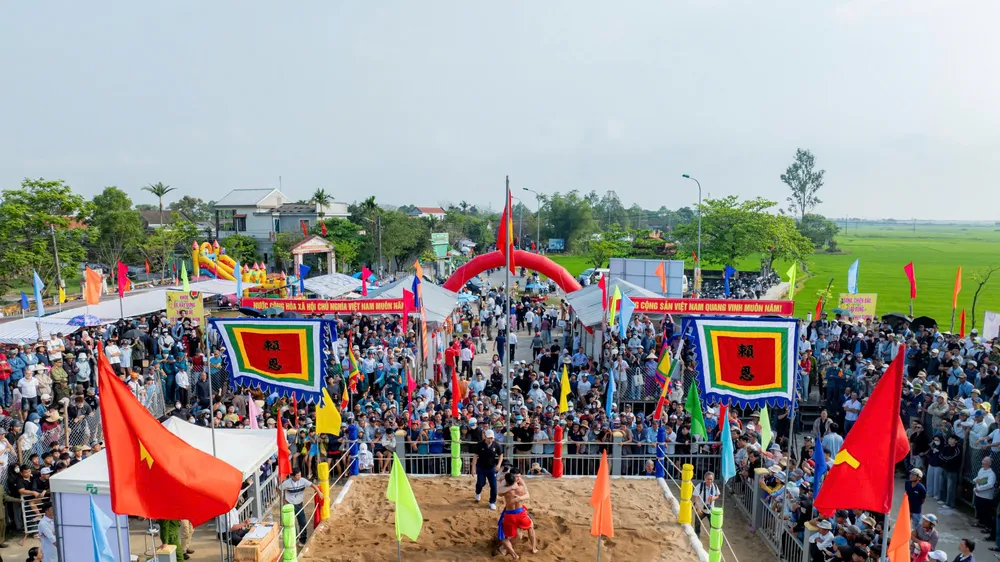 Tưng bừng hội vật truyền thống hơn 400 tuổi 