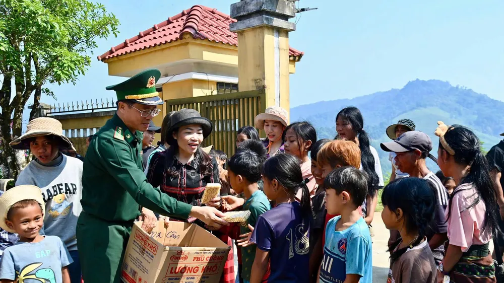Đại tá Đặng Ngọc Hiệu, Chính ủy Bộ đội Biên phòng TP Huế tặng quà cho học sinh khu vực biên giới nước bạn Lào