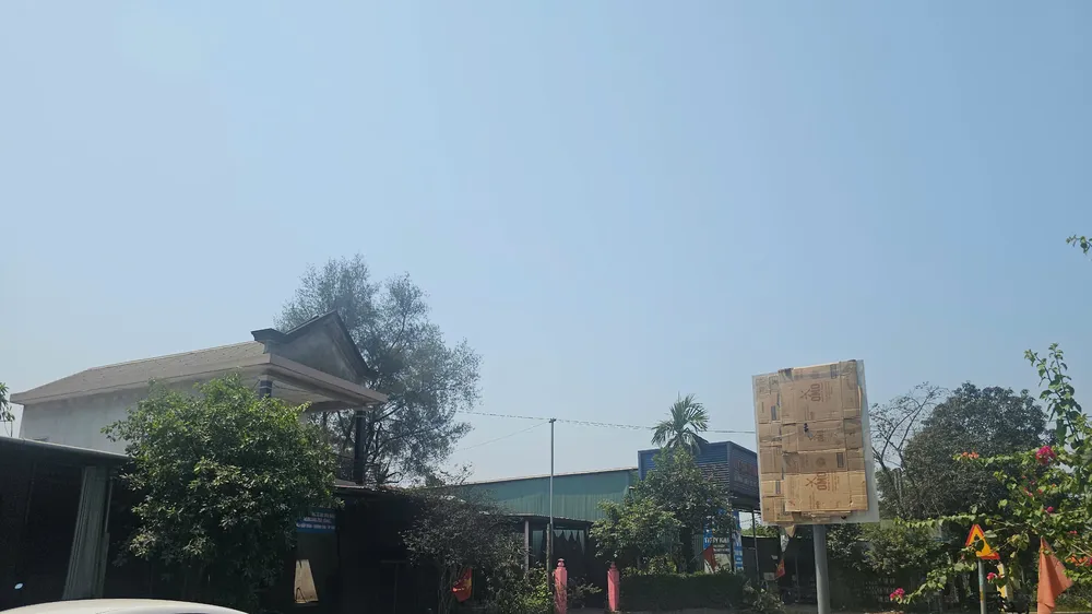 Biển cấm trên tuyến quốc lộ 49 đoạn gần đường tránh Huế đang được lắp đặt