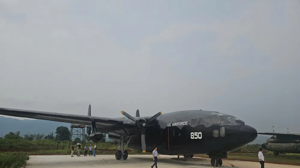 “Toa xe bay” C-119 tạo điểm nhấn hút khách tham quan sân bay Tà Cơn