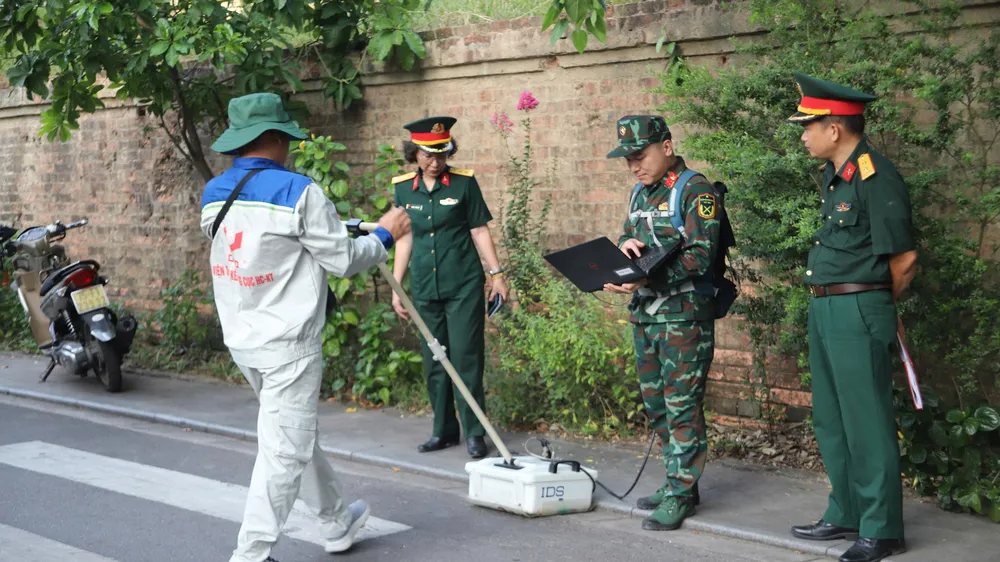 Máy radar xuyên đất khảo sát tại các vị trí nghi có mộ tập thể liệt sĩ ở khu vực Kinh thành Huế
