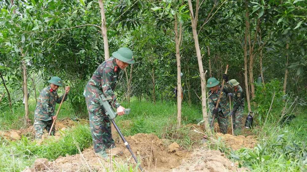 Bộ CHQS tỉnh Quảng Trị khảo sát vị trí nghi có mộ liệt sĩ tại khu vực Câu Nhi