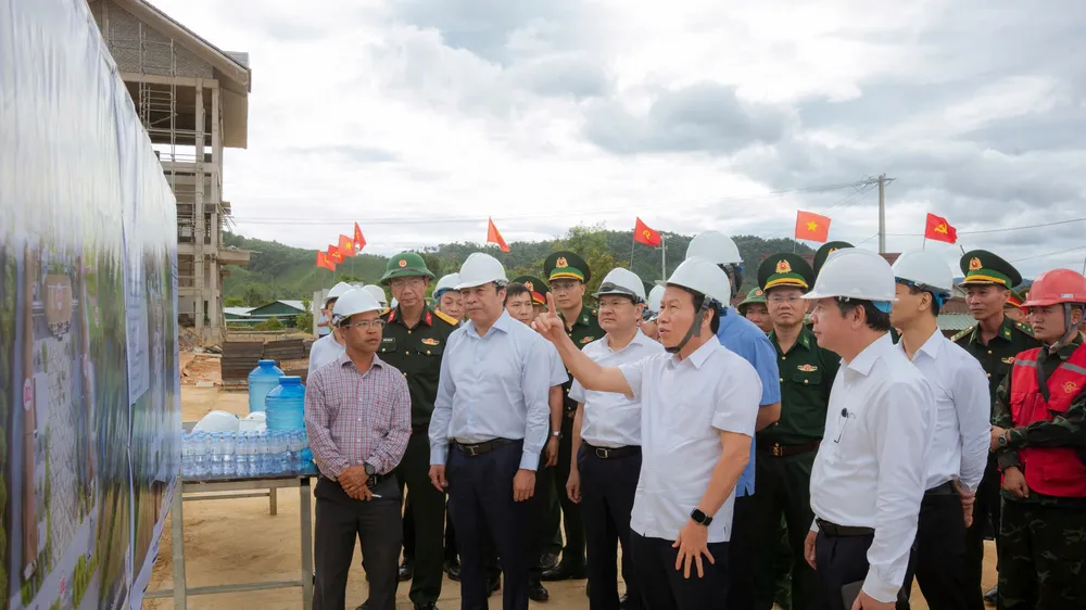 Phó Thủ tướng Lê Tiến Châu trao đổi với các đơn vị khi kiểm tra tiến độ Dự án Trường phổ thông nội trú liên cấp Tiểu học và Trung học cơ sở tại xã A Lưới 4 