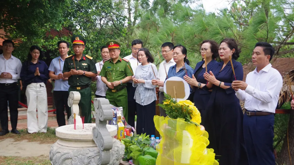Thượng tướng Nguyễn Doãn Anh và đoàn công tác dâng hoa, dâng hương viếng mộ Đại tướng Võ Nguyên Giáp