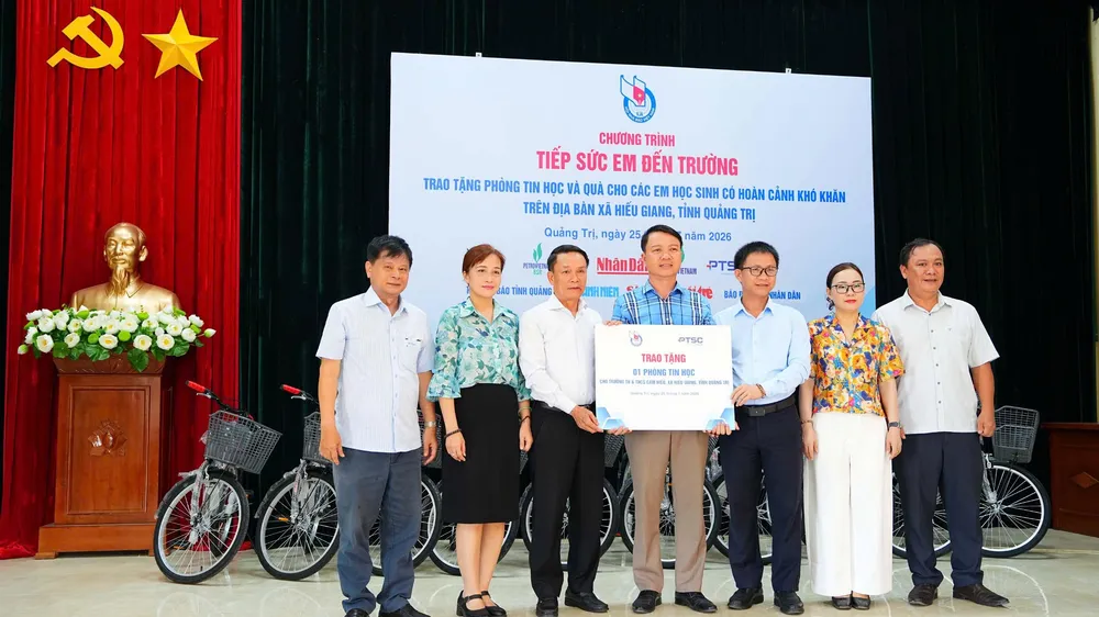 Tặng phòng máy tính cho học sinh Trường TH-THCS Cam Hiếu