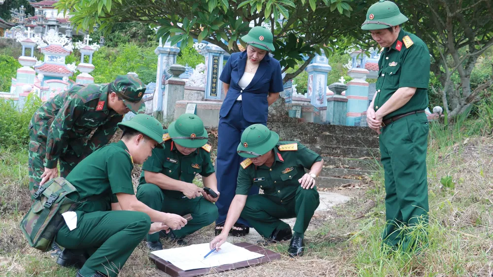 Đoàn công tác Bộ CHQS thành phố Huế xác định vị trí chôn liệt sĩ tại khu vực phía Bắc đèo Phước Tượng