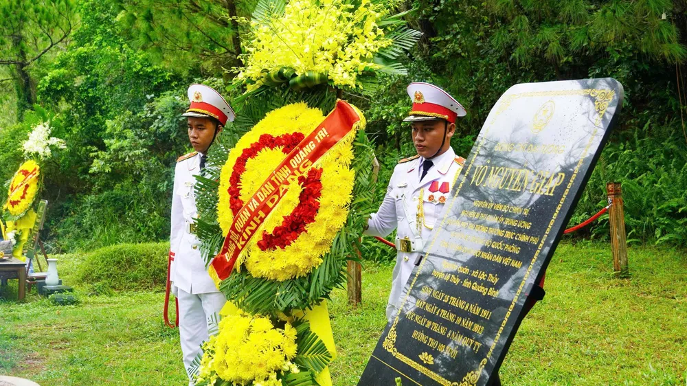 Đoàn đại biểu tỉnh Quảng Trị dâng hương, dâng hoa tưởng nhớ, tri ân Đại tướng Võ Nguyên Giáp tại Khu mộ Đại tướng ở Vũng Chùa - Đảo Yến