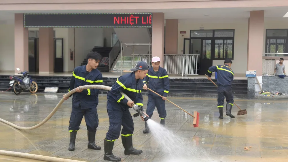 Công an TP Huế dọn dẹp trường mới xây, giúp học sinh vùng cao kịp ngày khai giảng