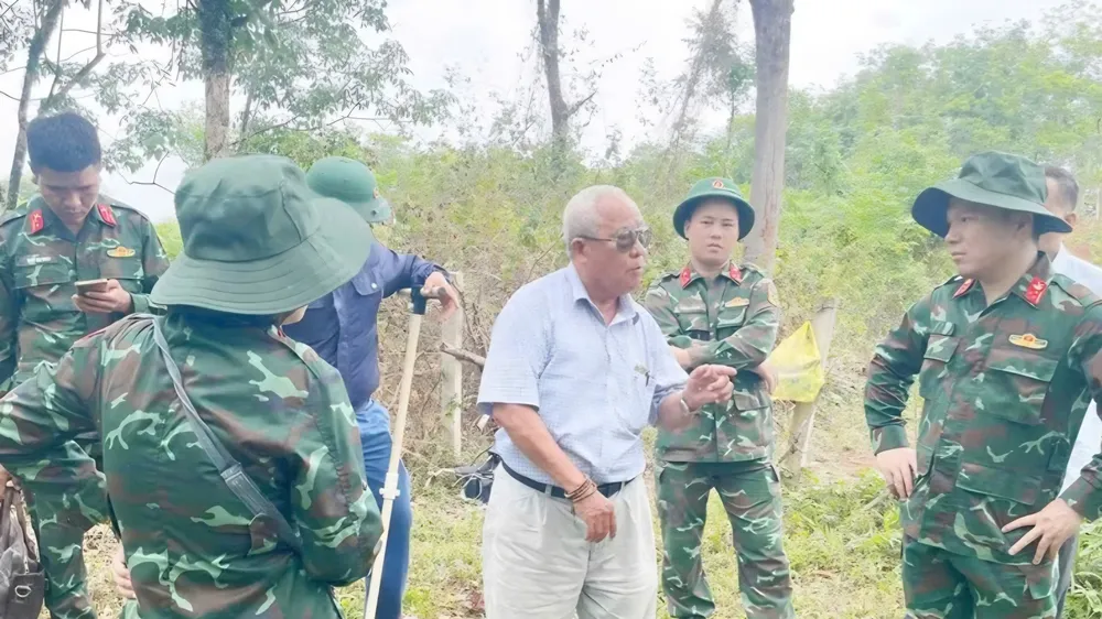 Nhân chứng đang trao đổi thông tin với Đội tìm kiếm hài cốt liệt sĩ tại Cồn Tiên
