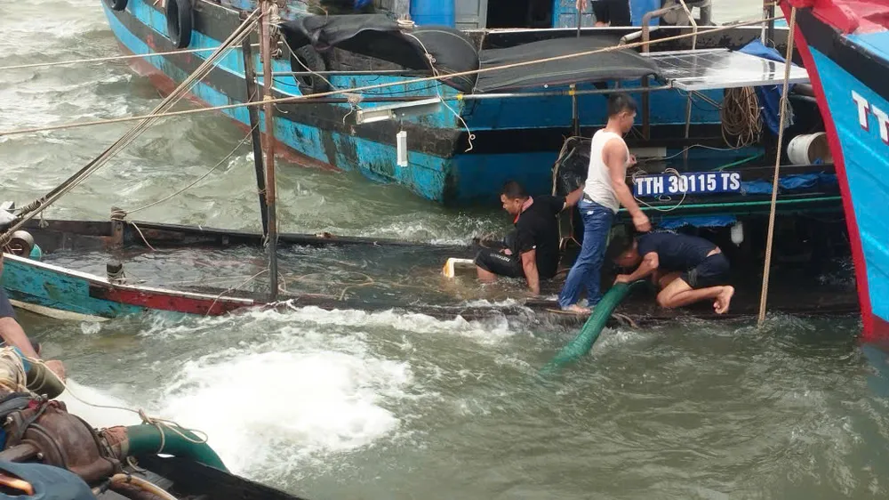 Nỗ lực ứng cứu tàu cá TTH-30115-TS bị sóng to, gió lớn đánh chìm