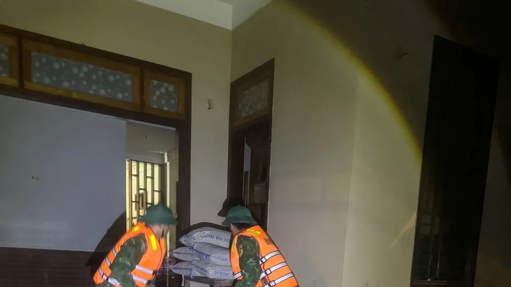 Lực lượng chức năng ở xã Lao Bảo, tỉnh Quảng Trị tổ chức di dời khẩn cấp 397 người dân và nhiều đồ đạc trong đêm