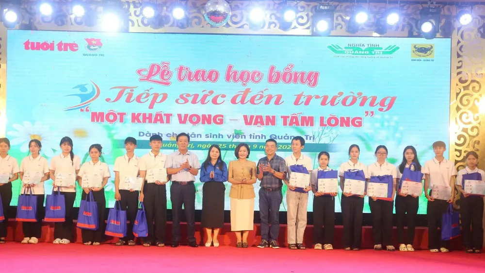 Trao học bổng Tiếp sức đến trường cho các tân sinh viên ở Quảng Trị 