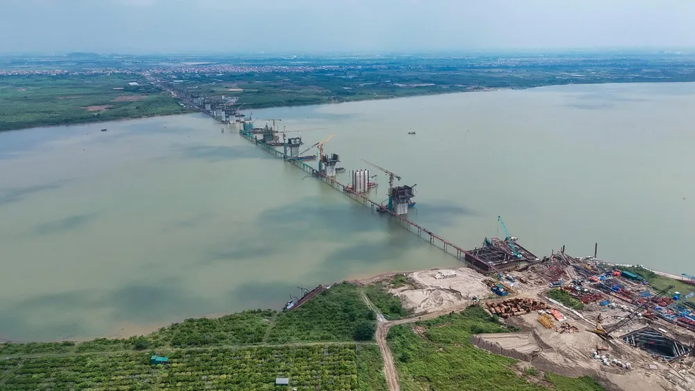 Cầu Hồng Hà đang dần thành hình sau gần 10 tháng thi công, nhiều trụ cầu đã vươn cao giữa lòng sông Hồng. Ảnh: TIẾN CƯỜNG