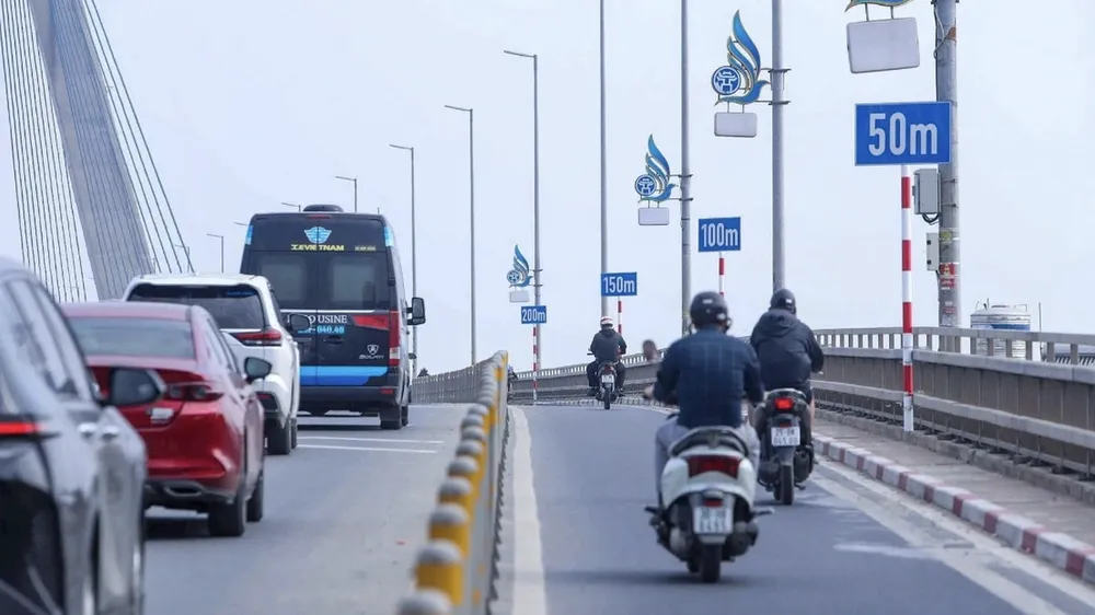 Các biển báo đã bị tháo gỡ. Ảnh: TOÀN NGUYỄN