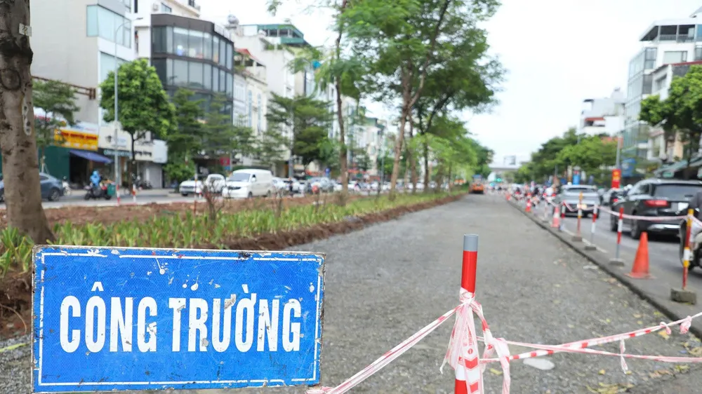 Hà Nội xén dải phân cách, mở rộng đường Ô Chợ Dừa