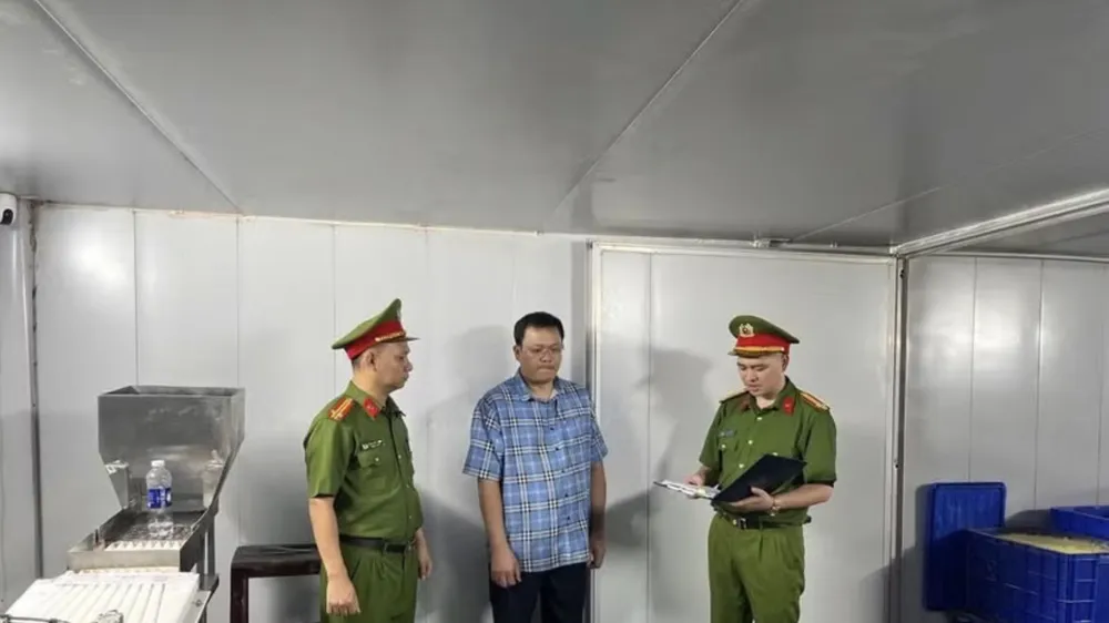Cơ quan điều tra công bố các quyết định tố tụng đối với Nguyễn Thế Vinh. Ảnh: CÔNG AN CUNG CẤP
