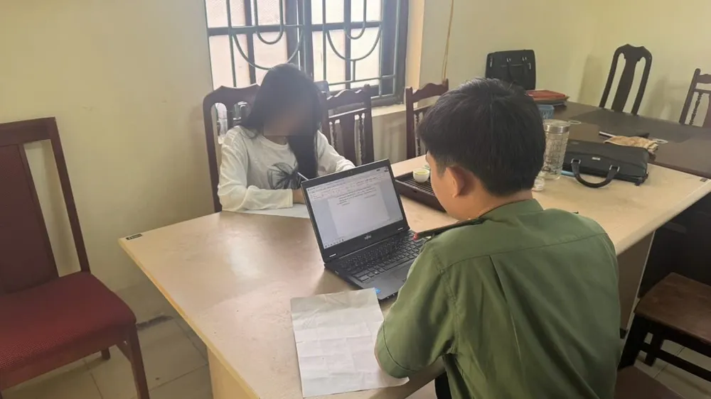 L.T.C làm việc với lực lượng Công an. Ảnh: CÔNG AN CUNG CẤP