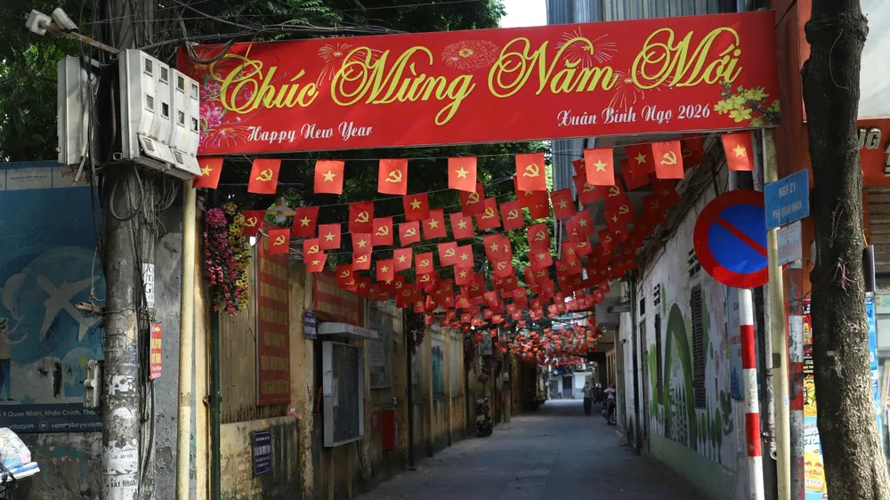 Tại ngõ 21 phố Quan Nhân (Hà Nội), một băng rôn tuyên truyền dịp tết vẫn còn khá mới (ảnh chụp ngày 2-10). Ảnh: TIẾN CƯỜNG
