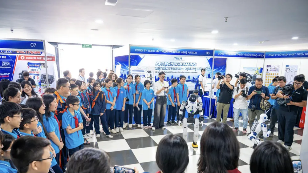 Sinh viên và học sinh trải nghiệm, tìm hiểu robot tại triển lãm. Ảnh: Lê Minh Sơn