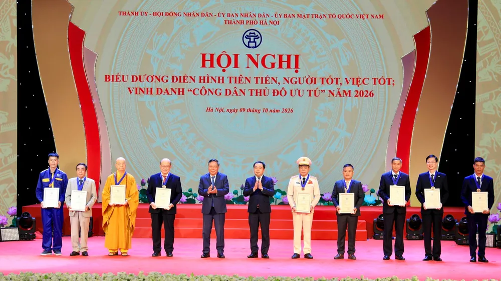 Bí thư Thành ủy Hà Nội Trần Đức Thắng trao danh hiệu “Công dân Thủ đô ưu tú'” tặng 9 cá nhân. Ảnh: THÀNH THÁI