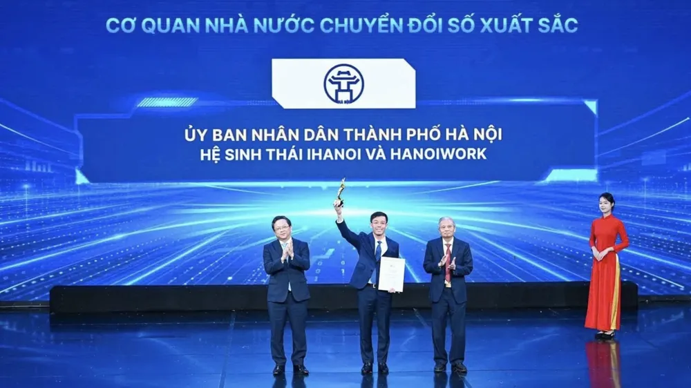Giám đốc Sở KH-CN Hà Nội Cù Ngọc Trang - đại diện UBND TP Hà Nội nhận giải thưởng. Ảnh: THÀNH AN