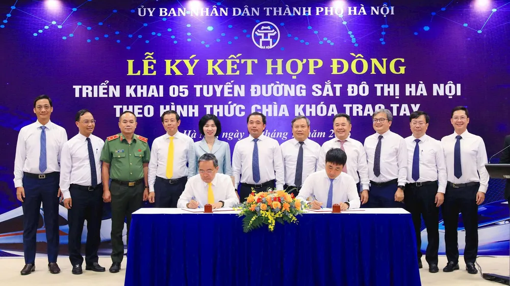 Lễ ký kết hợp đồng chìa khóa trao tay giữa Ban Quản lý Đường sắt đô thị Hà Nội và Liên danh Vinhomes – SGC. Ảnh: VIẾT THÀNH