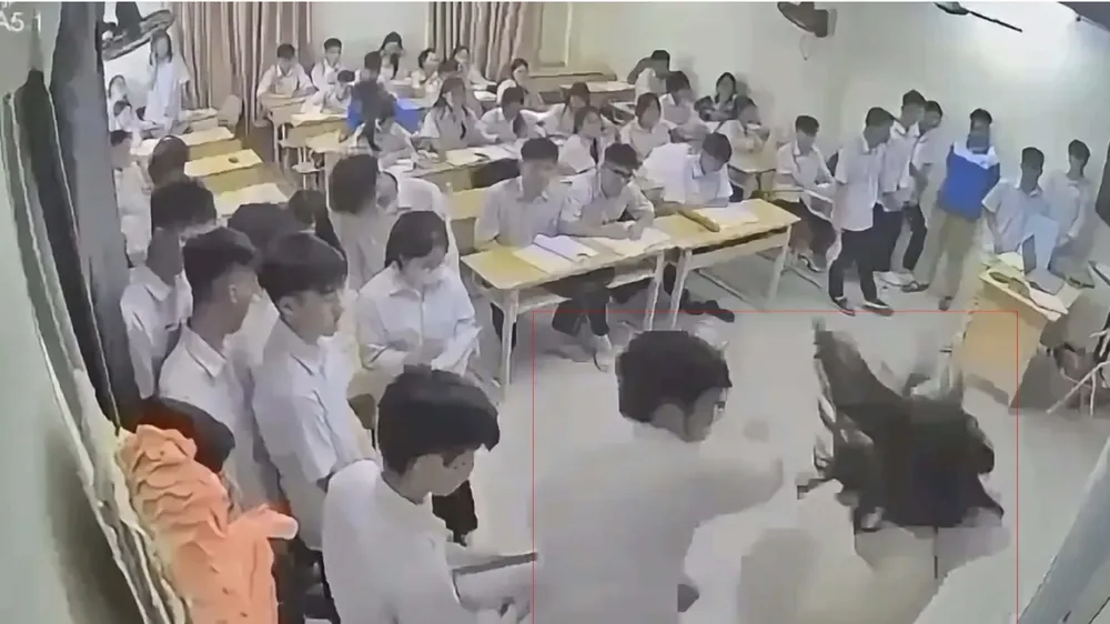 Nam sinh hành hung cô giáo trên bục giảng. Ảnh: CHỤP MÀN HÌNH