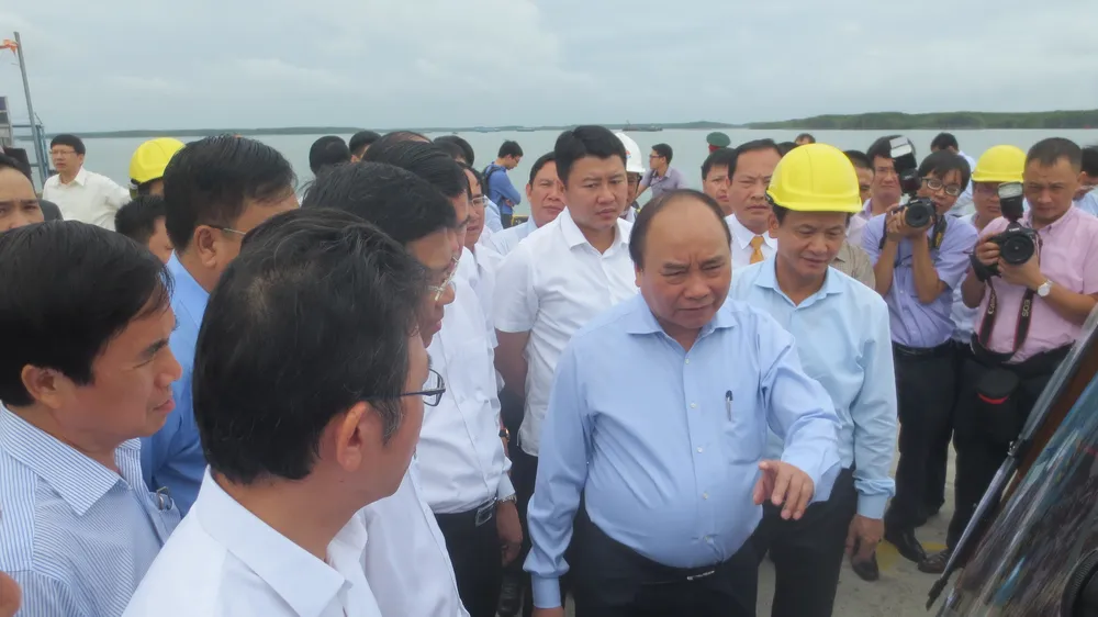 Thủ tướng Nguyễn Xuân Phúc thị sát cảng quốc tế Cái Mép