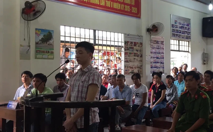  Bị cáo Thuần trước vành móng ngựa