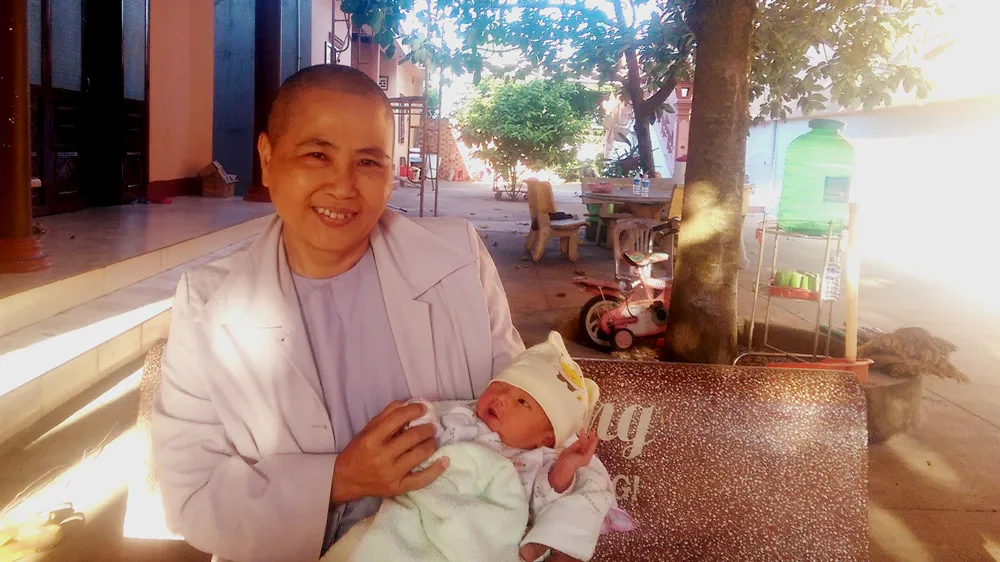 Một bé gái sơ sinh bị bỏ rơi trước cổng chùa
