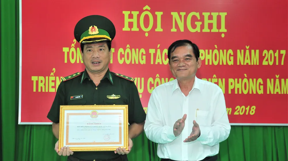 Ông Nguyễn Minh Tân trao tặng bằng khen của UBND tỉnh cho một tập thể