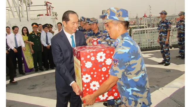 Chủ tịch nước thăm, chúc Tết cán bộ chiến sĩ Vùng Cảnh sát biển 3