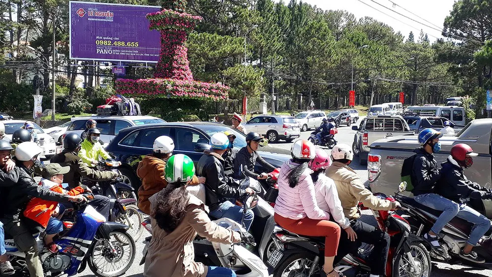 Ngã 5 Đại học Đà Lạt đông nghẹt xe cộ vào sáng mồng 5 Tết