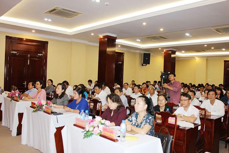 Toàn cảnh Hội nghị công bố quyết định văn phòng phục vụ chung của các cơ quan tham mưu giúp việc Tỉnh ủy sáng 1-6.