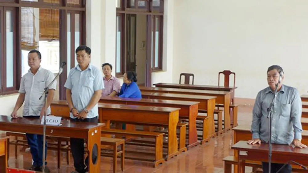 2 nguyên phó công an xã lãnh án tù vì giả mạo giấy tờ trong công tác