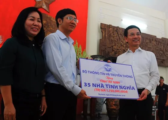 Bộ Thông tin - Truyền thông viếng căn cứ Trung ương cục miền Nam 