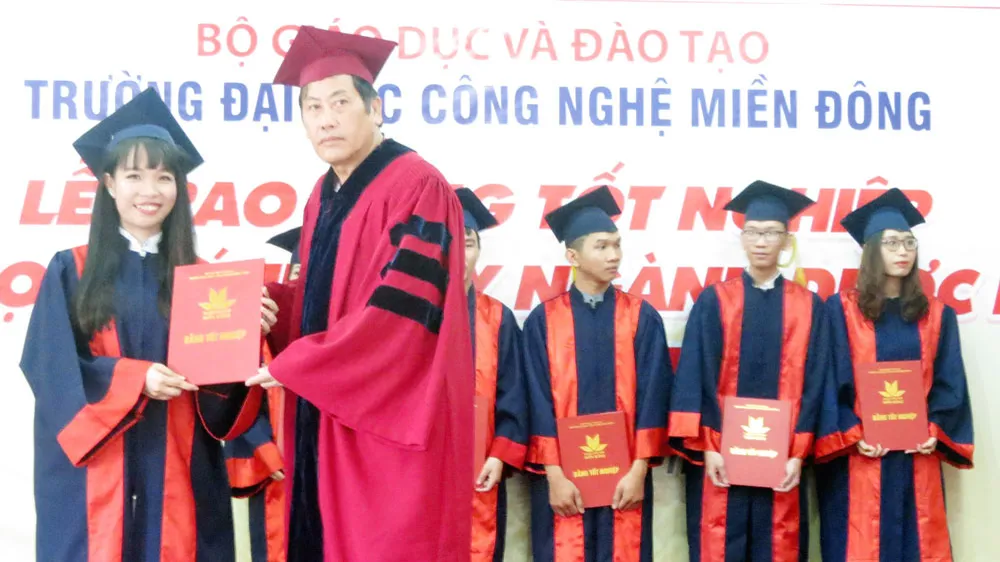 Đại học Công nghệ Miền Đông trao bằng Dược sĩ hệ chính quy khóa đầu tiên