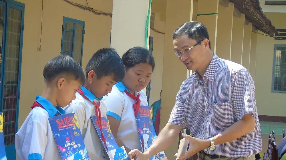 Báo SGGP trao học bổng cho học sinh nghèo hiếu học Bình Phước ​