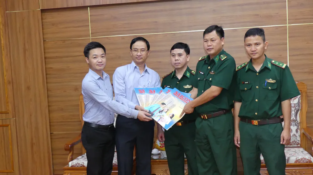 Tặng báo xuân và quà tết cho Vùng 2 Hải quân và Bộ đội Biên phòng tỉnh Bà Rịa - Vũng Tàu