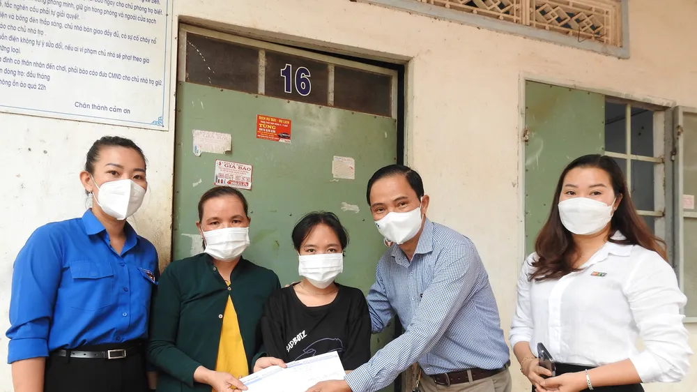 Báo Sài Gòn Giải Phóng trao tặng 20 triệu đồng cho nữ sinh nghèo, khuyết tật ở Bình Phước
