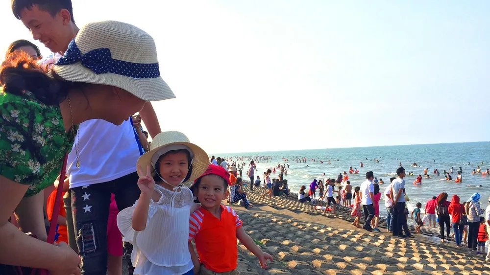 Hàng ngàn người đến với Khu du lịch biển xã Thạch Bằng, huyện Lộc Hà, tỉnh Hà Tĩnh trong dịp nghỉ lễ