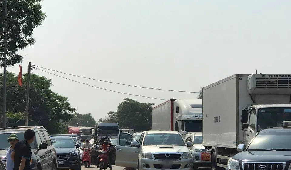 Tuyến quốc lộ 1A khu vực Trạm thu phí Cầu Rác bị ách tắc do người dân phản đối thu phí BOT