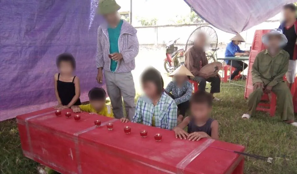 Chính quyền địa phương cùng người dân và gia đình tổ chức đám tang cho chị N. T. L.
